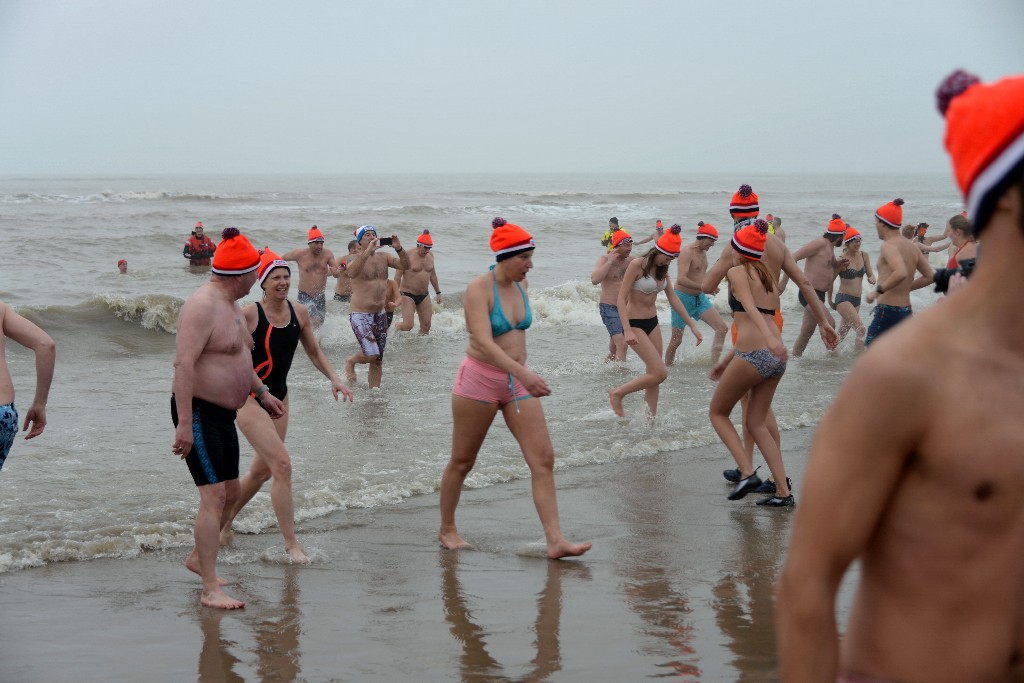 ../Images/Nieuwjaarsduik Noordwijk 2020 099.jpg